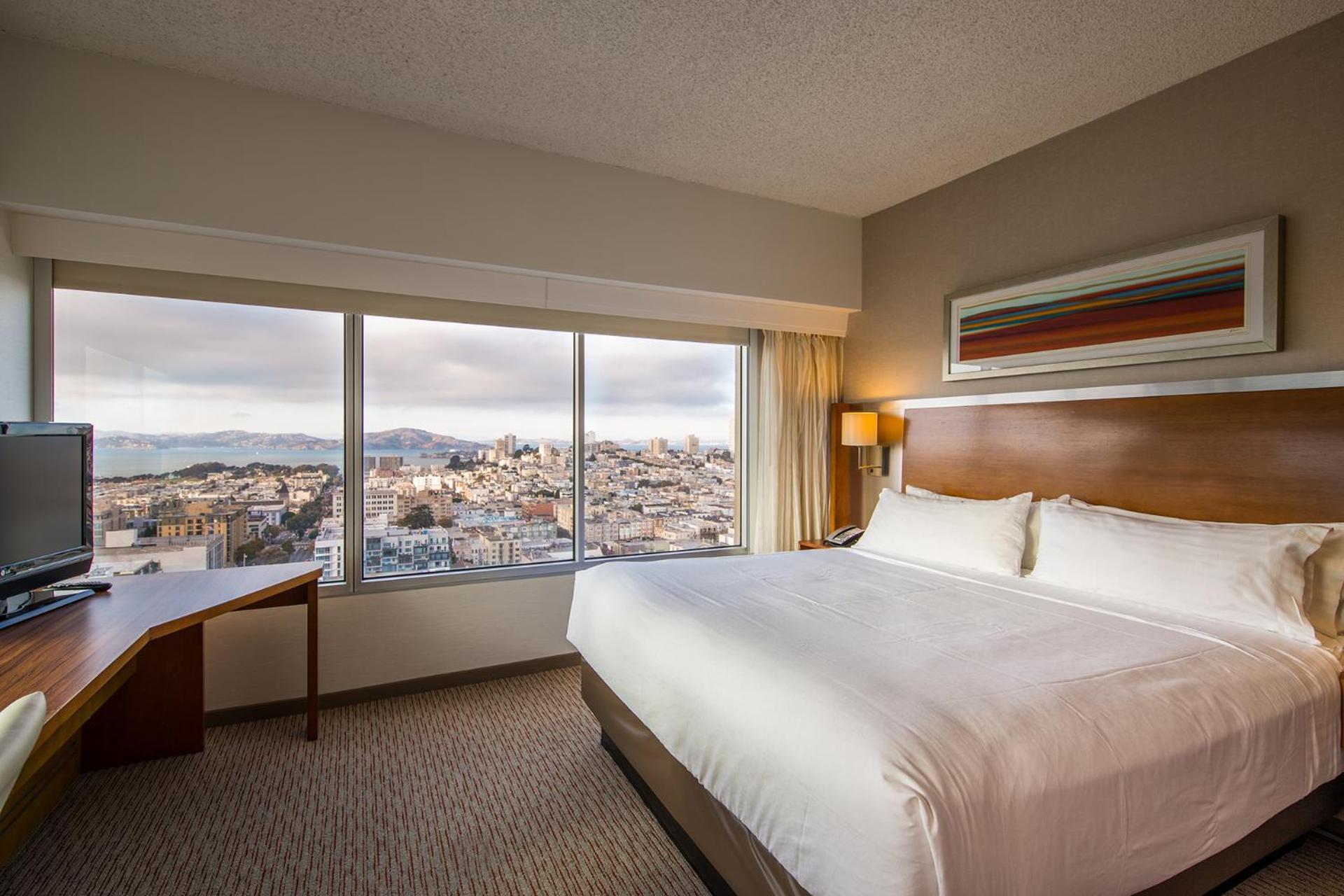 Standard Doppelzimmer mit 2 Doppelbetten und Stadtblick