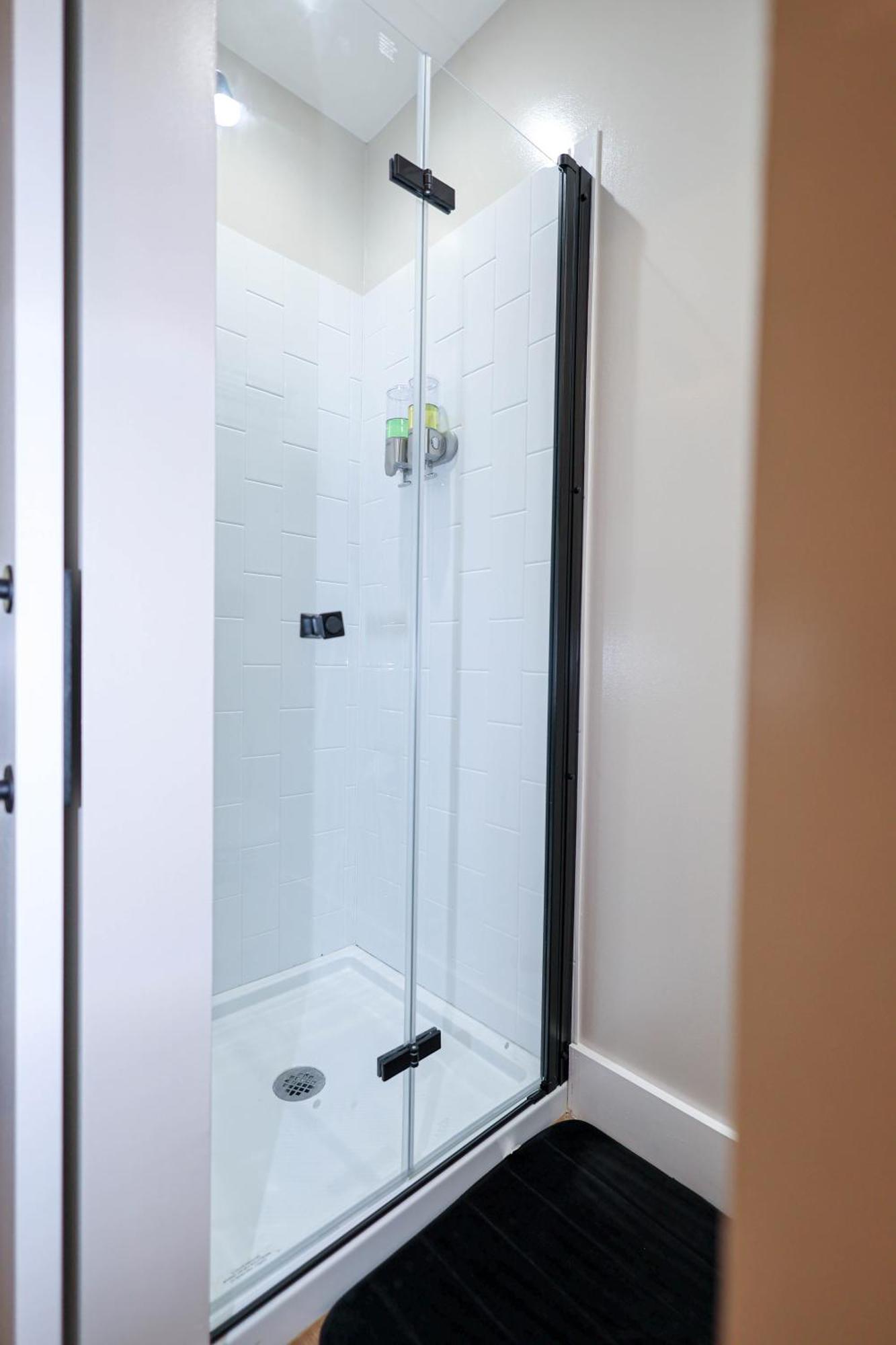Chambre Lit Queen-Size avec Salle de Bains Privative